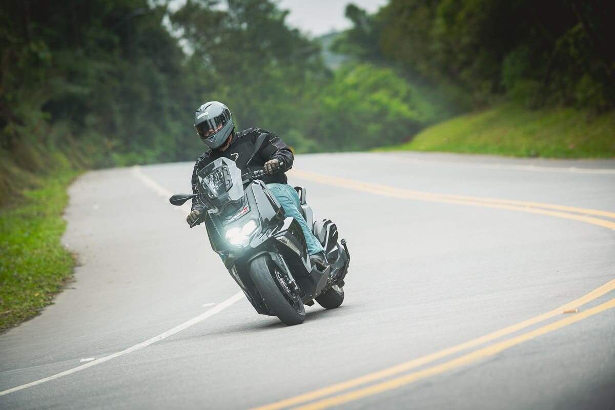 BMW C 400 X em curva