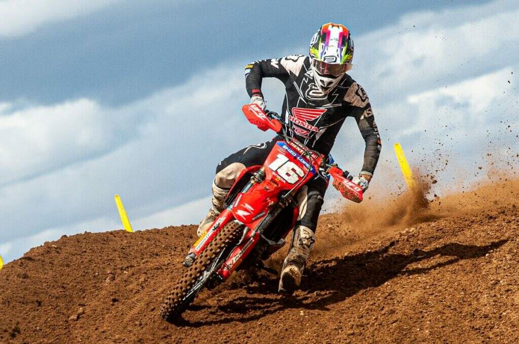 Piloto Honda Racing Enzo Lopes em ação pelo Brasileiro de Motocross