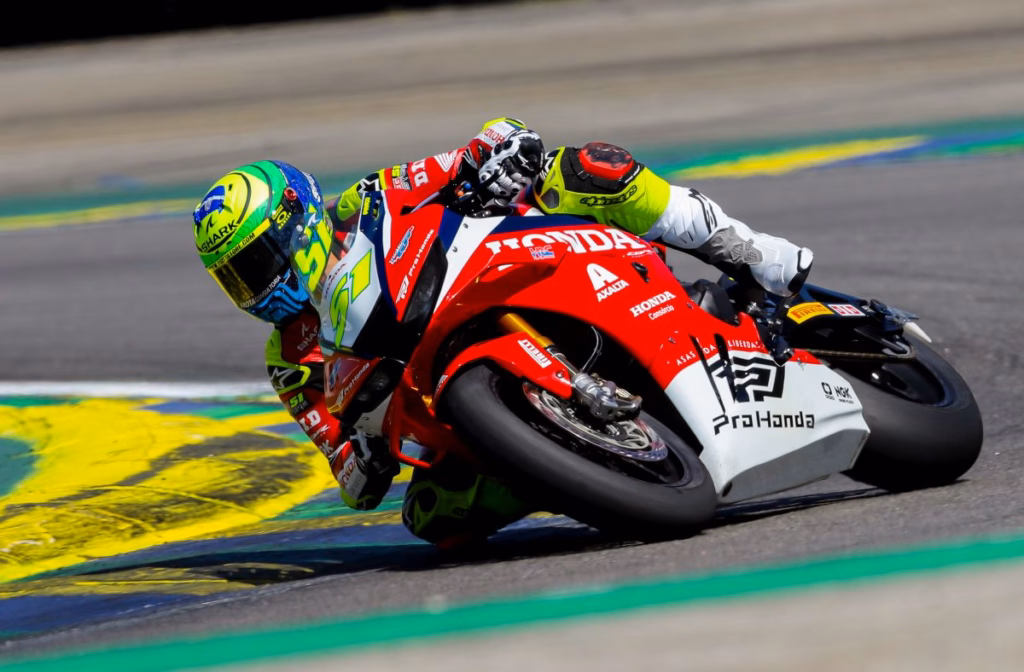 Piloto Eric Granado acelera Fireblade da equipe Honda Racing Brasil