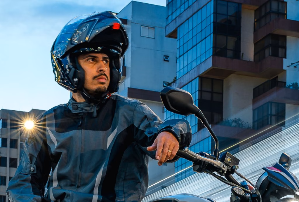 Modelo com capacete escamoteável Helt Frontier
