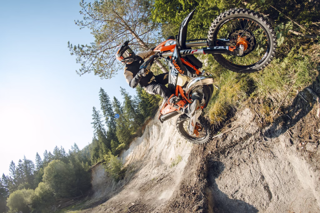 Nova KTM 300 EXC Hardenduro 2027 subindo trilha