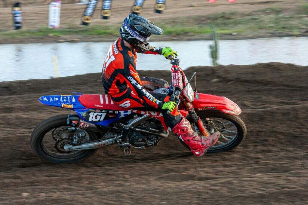 Piloto Honda Racing Pietro Piroli em ação pelo Brasileiro de Motocross