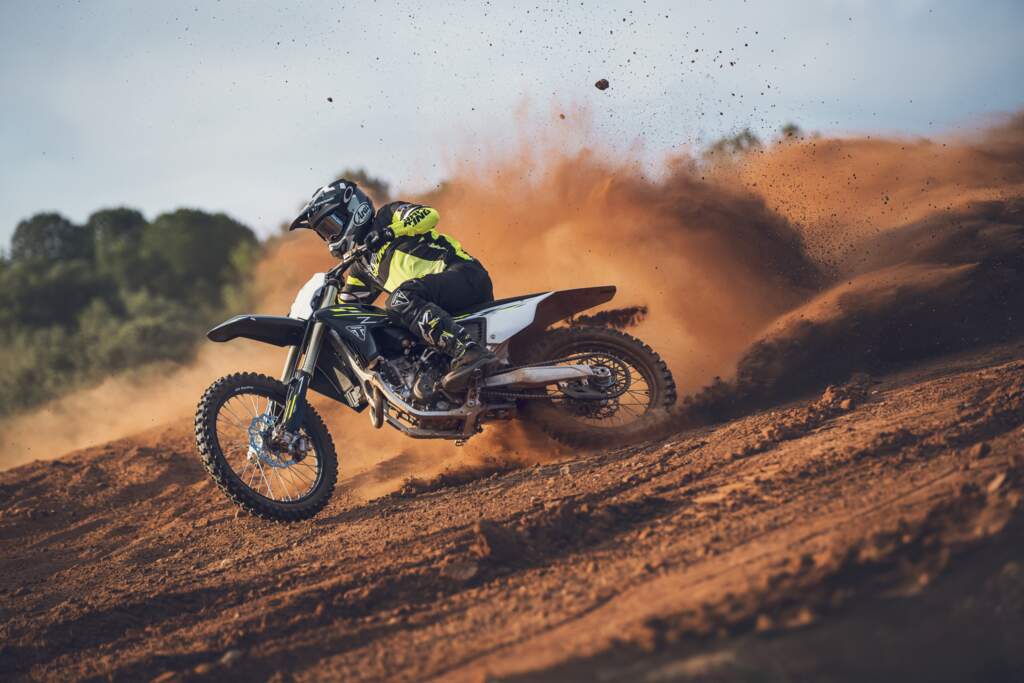 Triumph TF250-X em ação no off-road levantando poeira