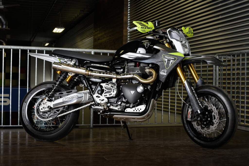 Triumph Scrambler customizada como supermoto para o concurso Originals 2026 representando o Canadá