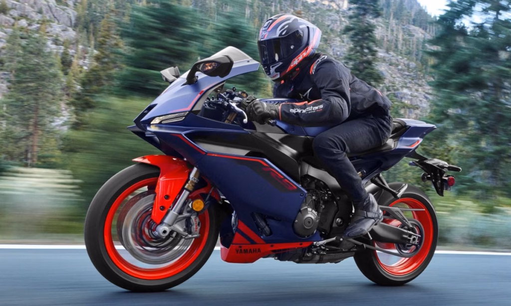 Nova Yamaha R9 cor diferentona com detalhes em vermelho/laranja