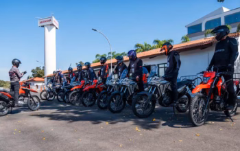 Professor dando instruções no curso de pilotagem no CETH da Honda