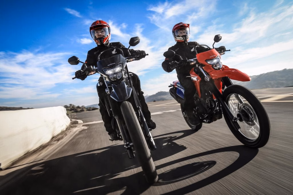 Honda XR300L Tornado 2027 na cor vermelha e preta