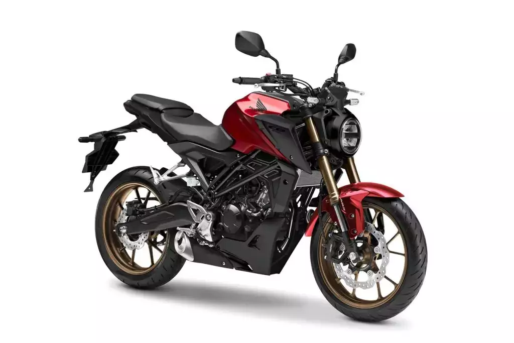 imagem da Honda CB125R de um garoto com apenas 17 anos e o apoio oficial da marca, Oli Purkis pretende percorrer mais de 30 mil km cruzando 20 países para bater um recorde