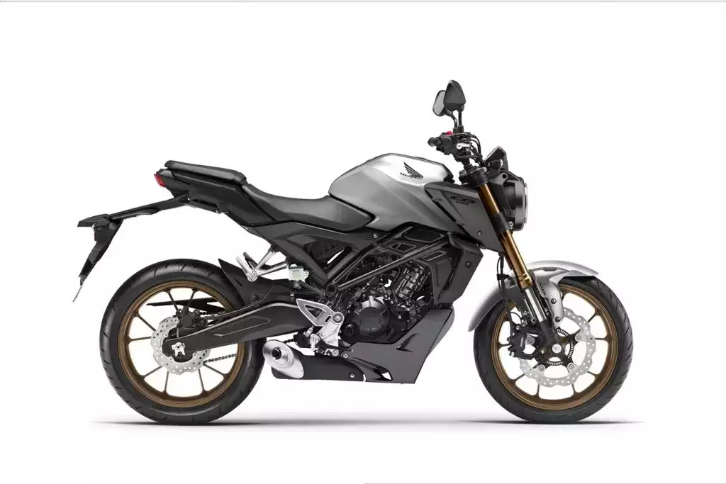 imagem lateral da Honda CB125R cinza que Oli Purkis de apenas 17 anos pretende percorrer mais de 30 mil km cruzando 20 países para quebrar o recorde de mais novo a dar a volta ao mundo de moto