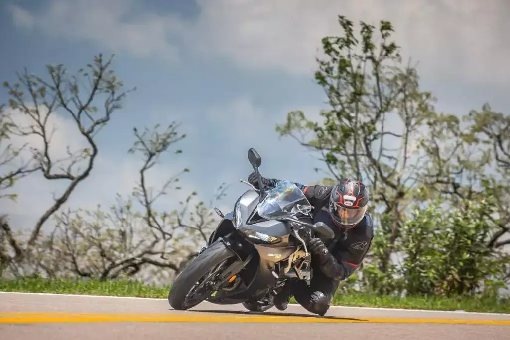 imagem da triumph daytona 660 2026 em ação com o piloto alexandre raticida nogueira na estrada dos romeiros