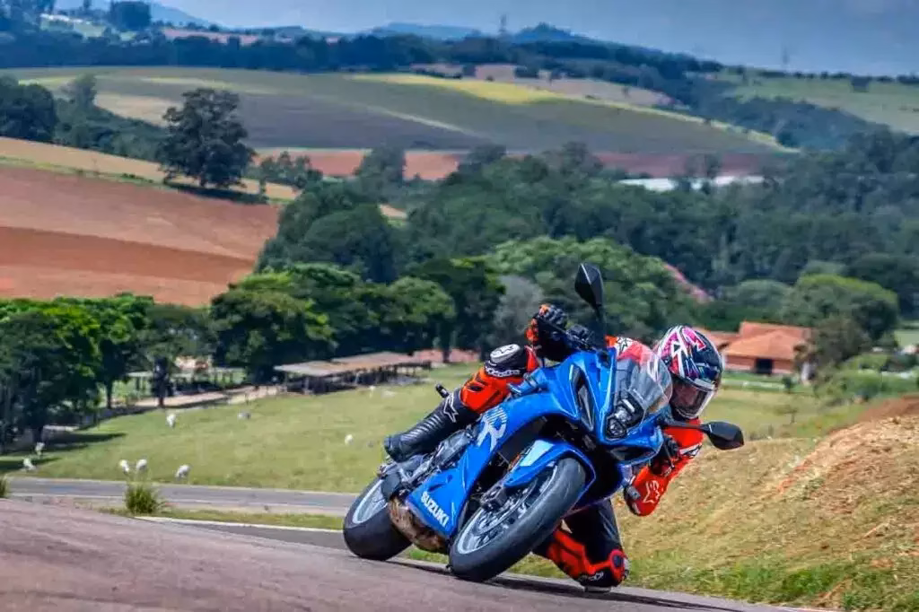 imagem da suzuki gsx-8r em ação com o piloto alexandre raticida nogueira no haras tuiuti