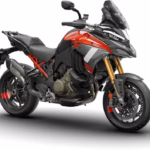 Ducati Multistrada V4 Pikes Peak 2027 em estúdio exibindo a nova pintura de corrida inspirada na MotoGP e rodas de 17 polegadas