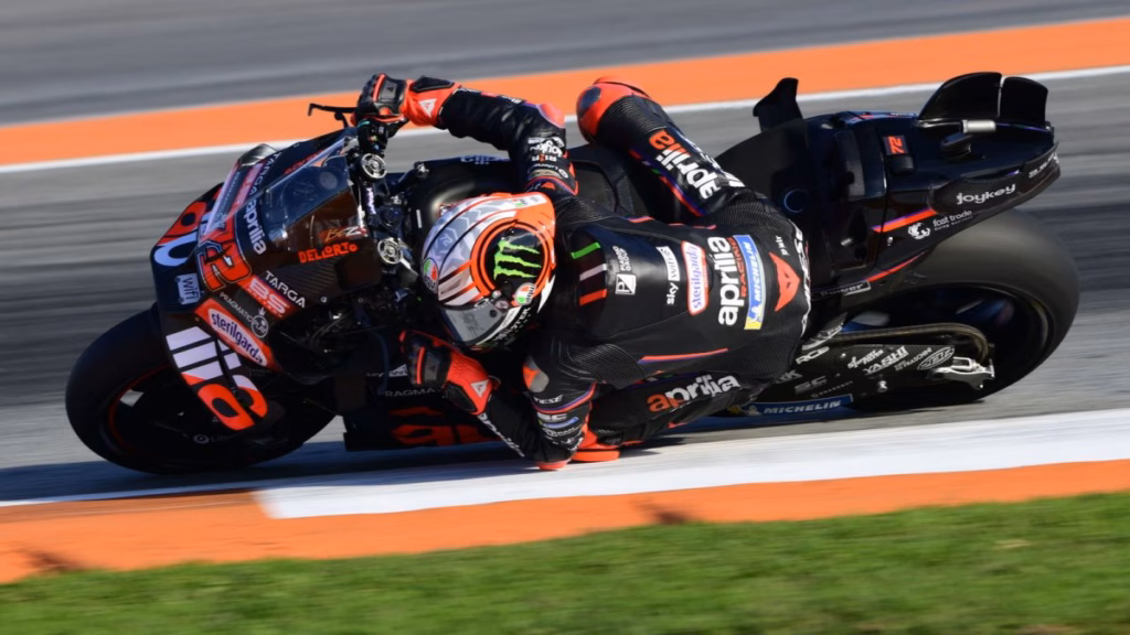 imagem Marco Bezzecchi da Aprilia Racing Team com capacete agv pista gp r3