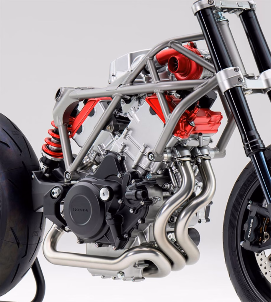 imagem do chassi com o motor da Honda V3R 900 E-Compressor