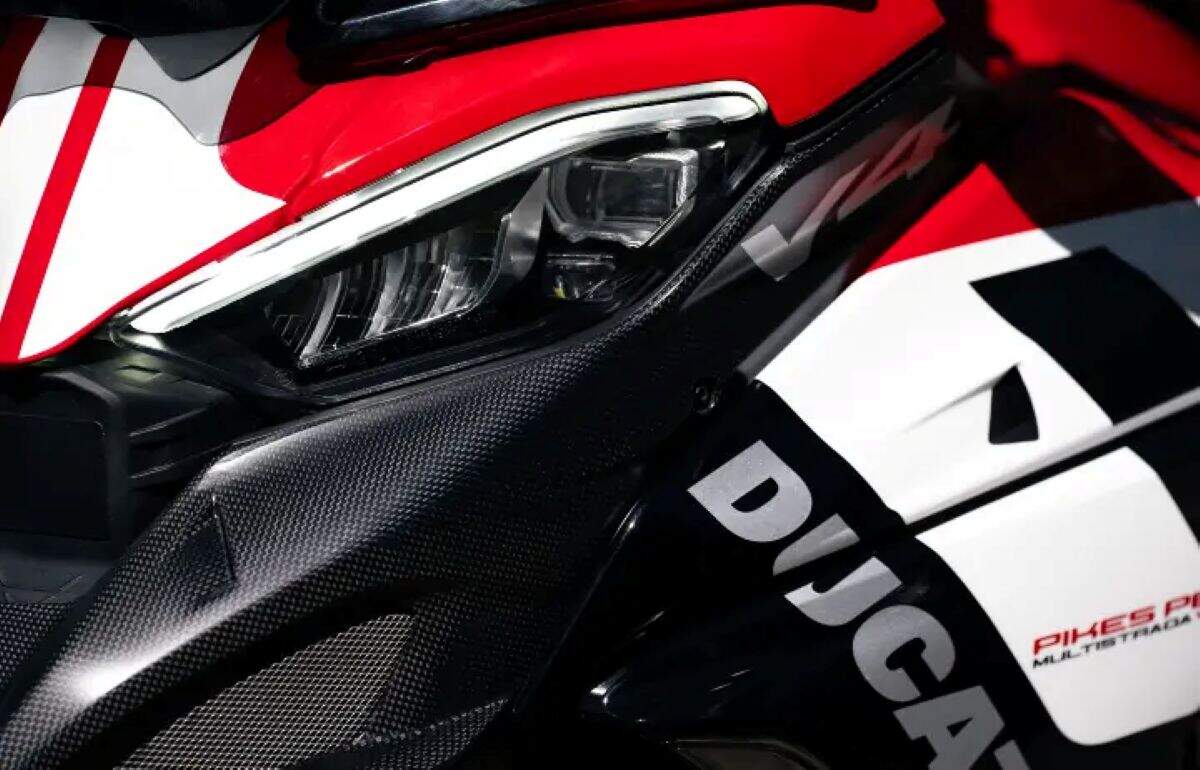 imagem detalhe da carenagem frontal da nova ducati multistrada v4 pikes peak