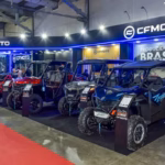 Estande da CFMOTO no São Paulo Boat Show exibindo motocicletas da linha IBEX e quadriciclos de última geração
