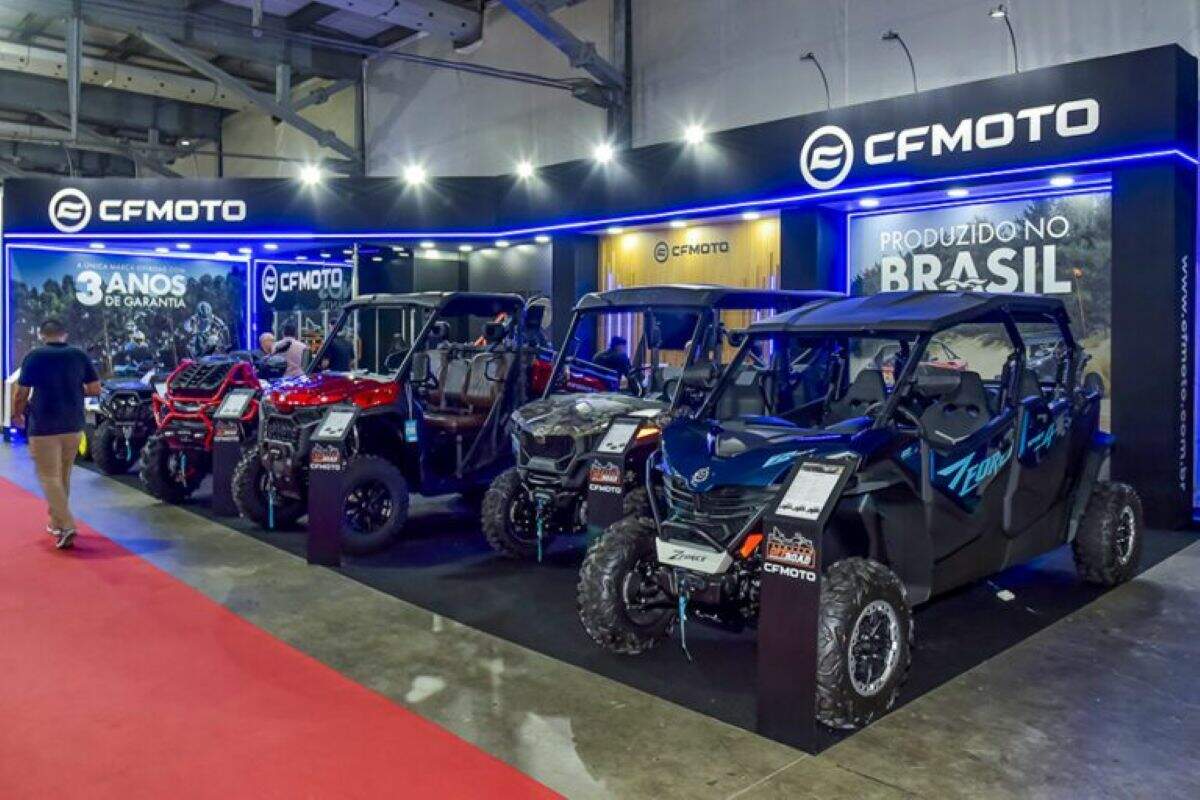 Estande da CFMOTO no São Paulo Boat Show exibindo motocicletas da linha IBEX e quadriciclos de última geração