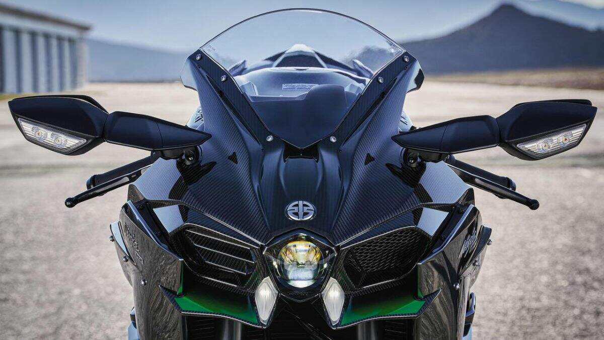 Kawasaki Ninja H2 CARBON 2027 com carenagem em fibra de carbono, pinças Brembo Hypure e motor supercharger