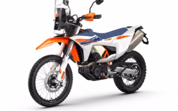 KTM 690 Rally moto off-road destacando a torre de navegação e os tanques duplos dianteiros