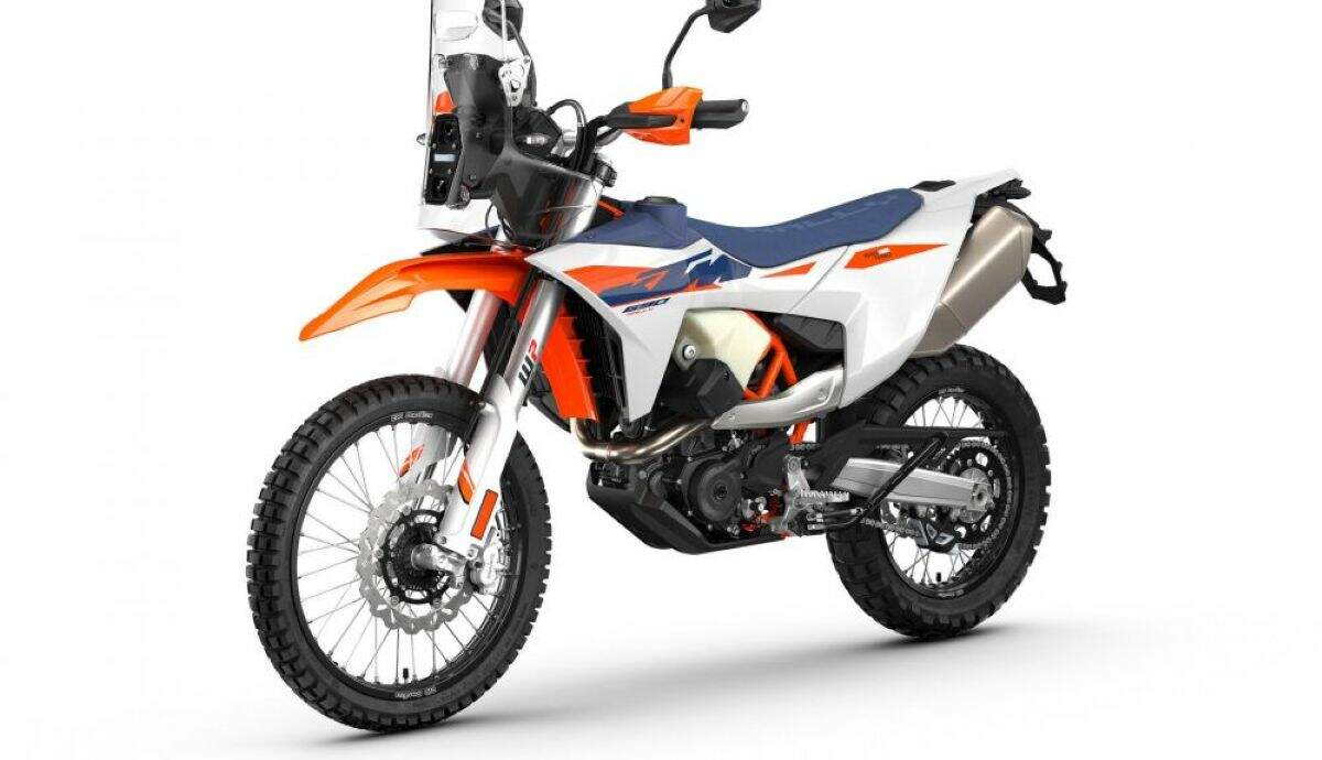 KTM 690 Rally moto off-road destacando a torre de navegação e os tanques duplos dianteiros