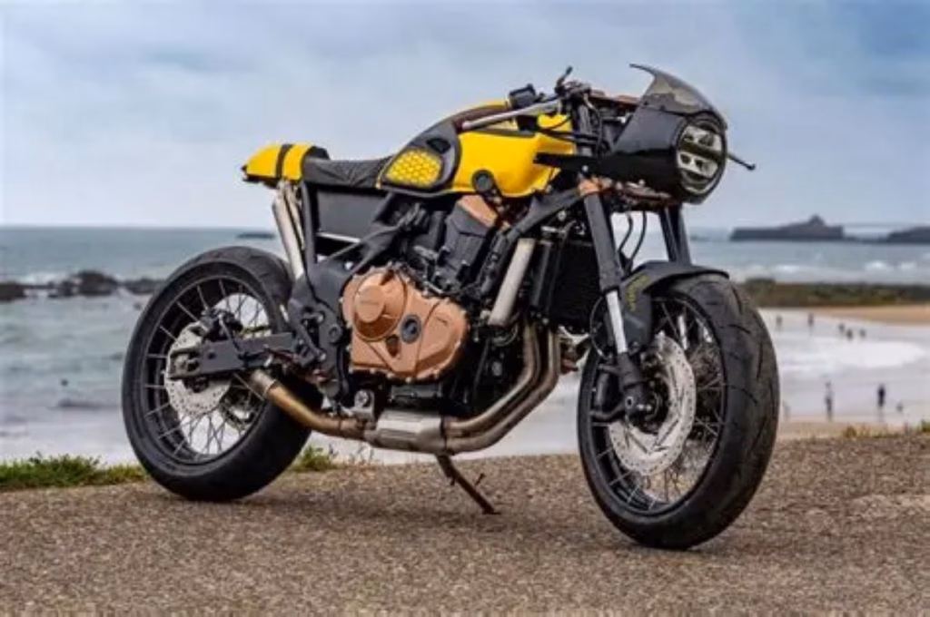 imagem da moto 3º Lugar do honda customs na categoria CB750 Hornet: Sting Honey Steel Choppers & Honda Sokół Polônia
