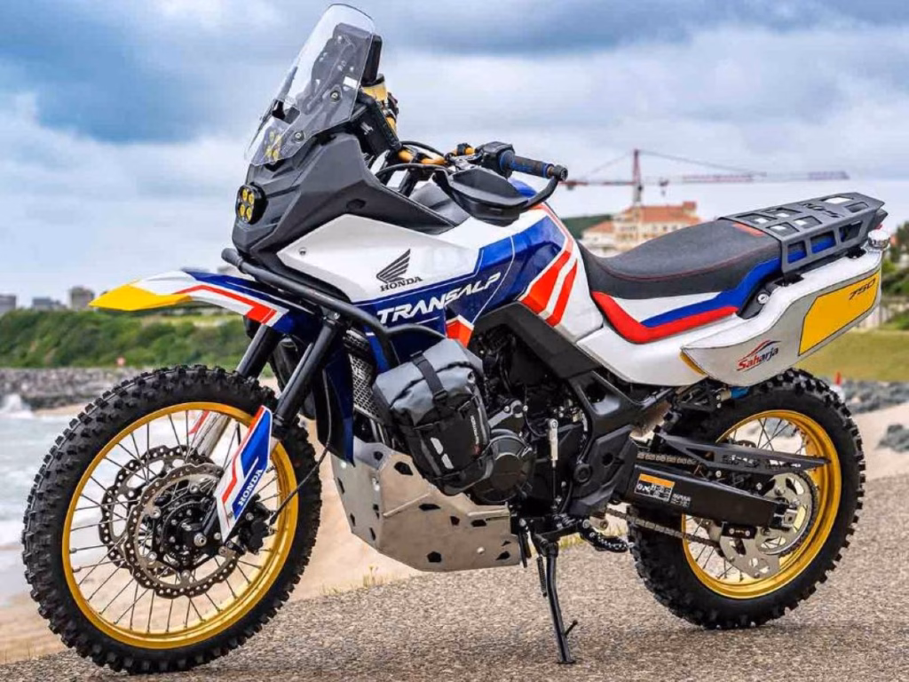 imagem da Campeã do honda customs 2026 na categoria XL750 Transalp Saharja  DRS Custom Cycles Itália