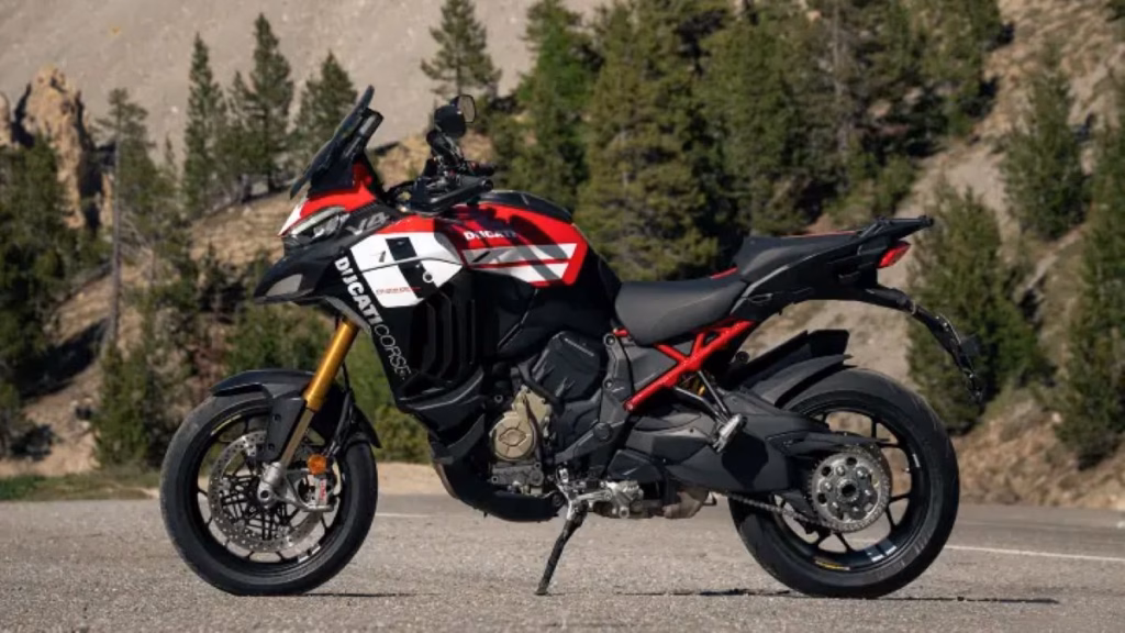 imagem lateral esquerda da ducati multistrada v4 pikes peak 2027 com pintura e Trabalho conjunto entre o Centro Stile Ducati e a Drudi Performance