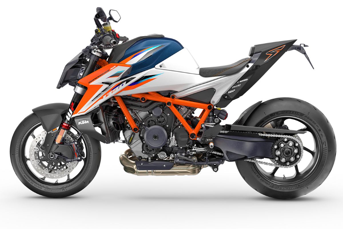 KTM 1390 Super Duke RR 190 cv em fibra de carbono com escapamento Akrapovič e winglets no tanque