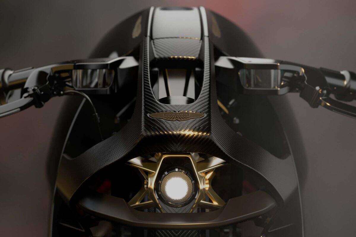 Visão frontal da Aston Martin AMB 002 Roadster destacando a suspensão dianteira Fior e a estrutura de titânio.