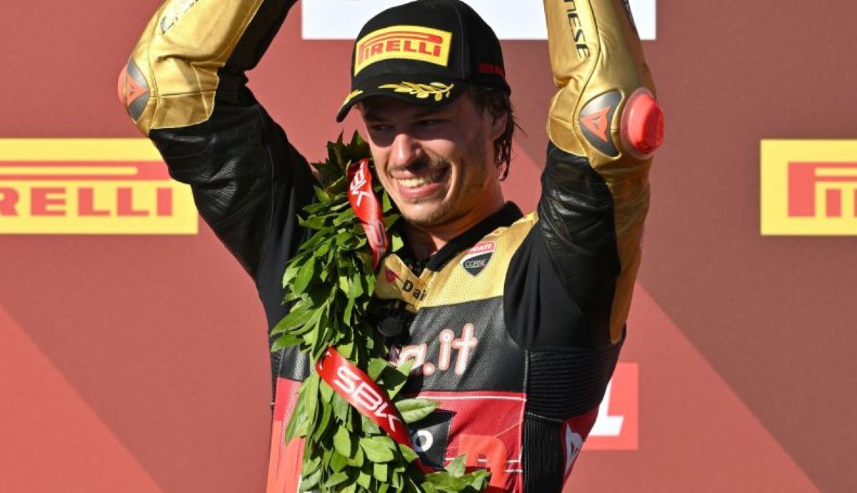 Nicolò Bulega comemora o título mundial de Superbike 2026 junto à equipe Ducati com a Panigale V4R no circuito de Cremona.