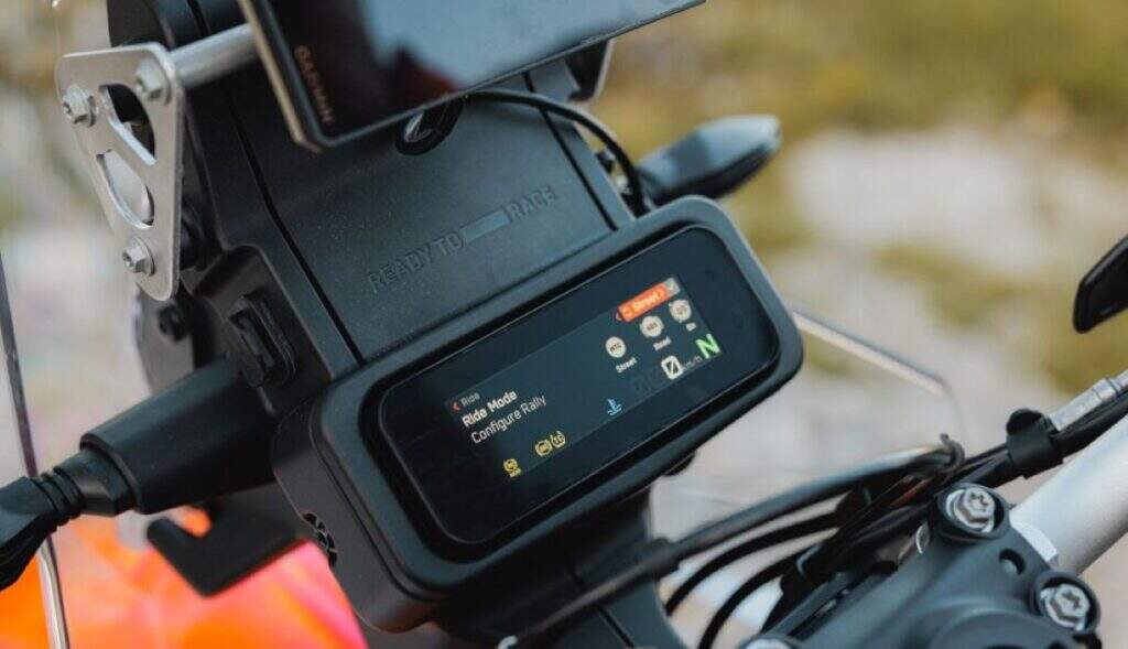 imagem do painel com torre de rally da nova KTM 690 Rally 2027