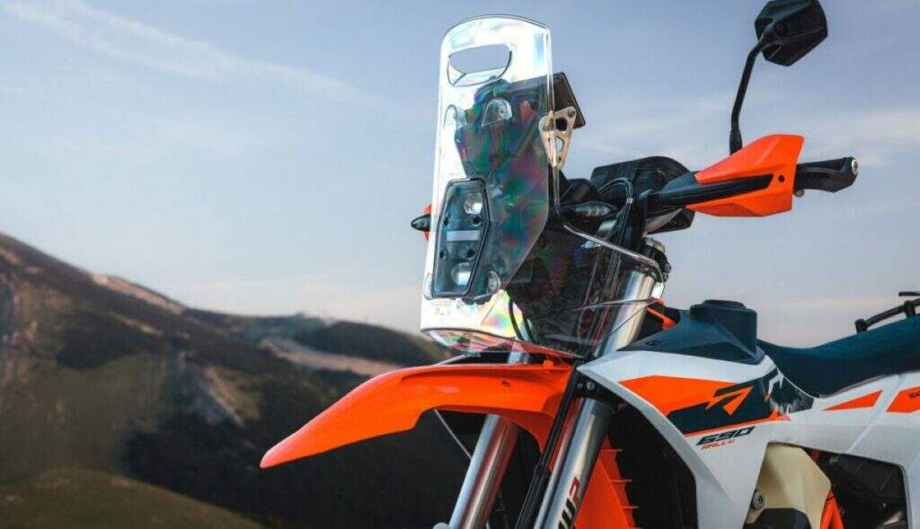 imagem de detalhe do para brisa da nova KTM 690 Rally 2027