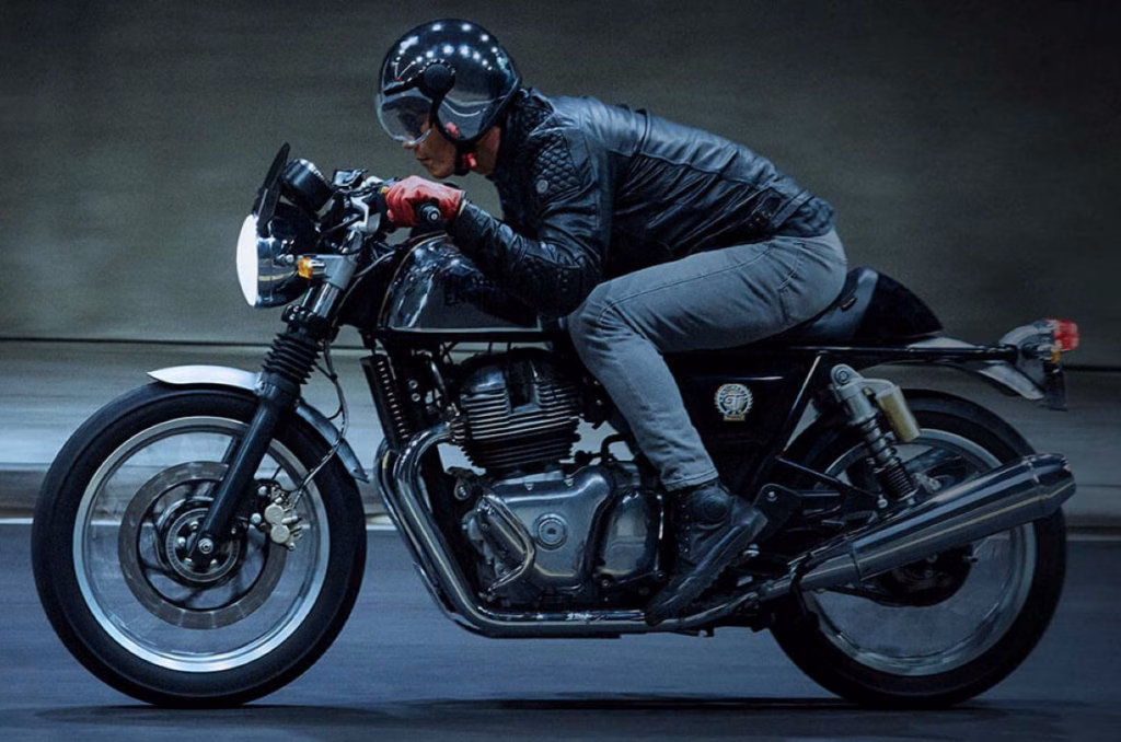 imagem do piloto em ação com a royal enfield continental gt