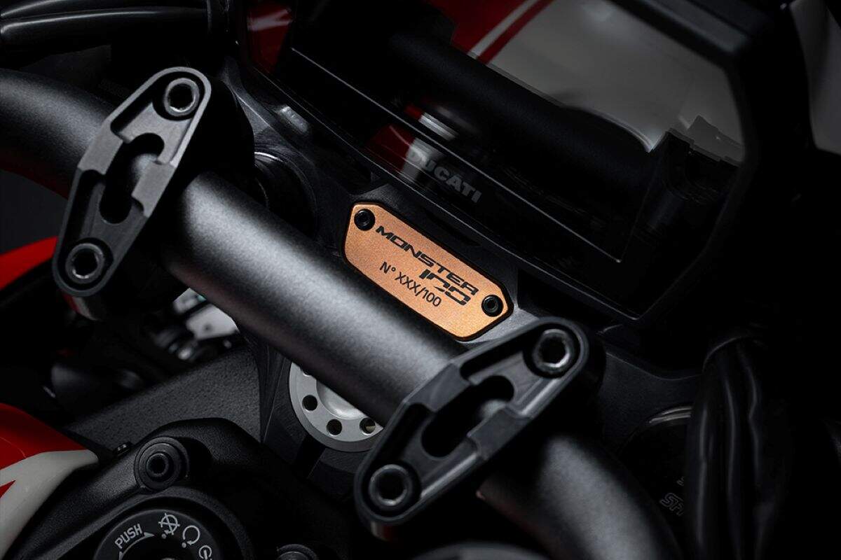 imagem-placa-numerada-ducati-monster-100-motociclismoonline