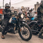 Piloto conduzindo uma motocicleta Royal Enfield Himalayan 450 com o logotipo da marca e selo da indicação ao Prêmio Reclame Aqui 2026.