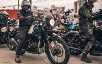 Piloto conduzindo uma motocicleta Royal Enfield Himalayan 450 com o logotipo da marca e selo da indicação ao Prêmio Reclame Aqui 2026.