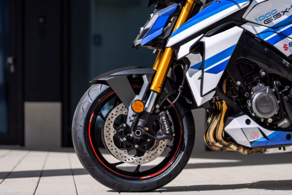 imagem da dianteira da exclusiva suzuki gsx-s1000 edição comemorativa de 50 anos