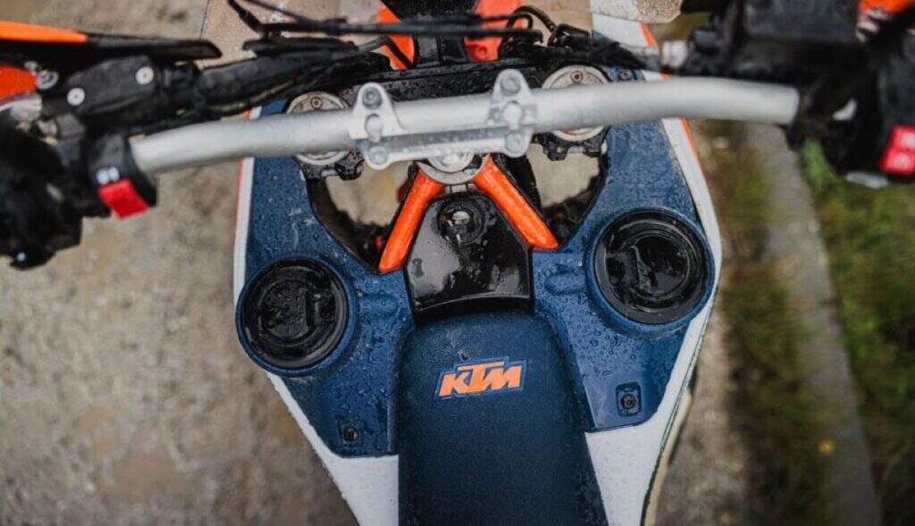 imagem do bocal dos dois tanques dianteiros da nova KTM 690 Rally 2027