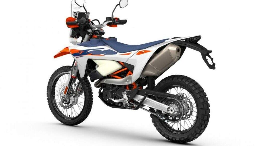 imagem lateral traseira da nova KTM 690 Rally 2027