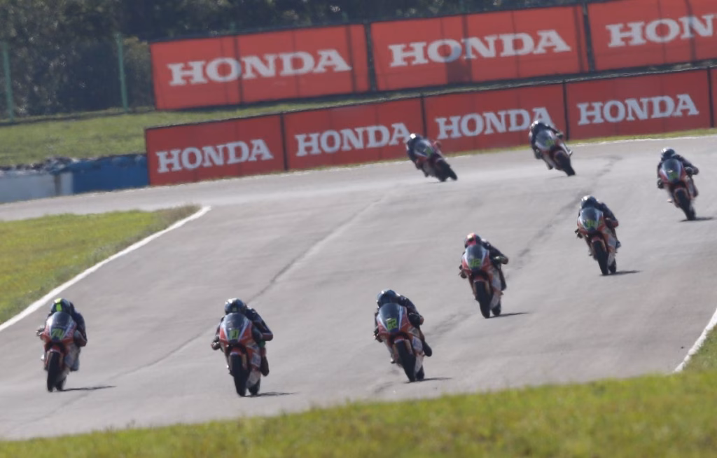 Pilotos da Moto4 Latin Cup em ação no circuito de Santa Cruz do Sul (RS)
