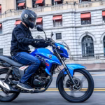 Suzuki Haojue DK 160 Azul em ação