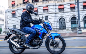 Suzuki Haojue DK 160 Azul em ação