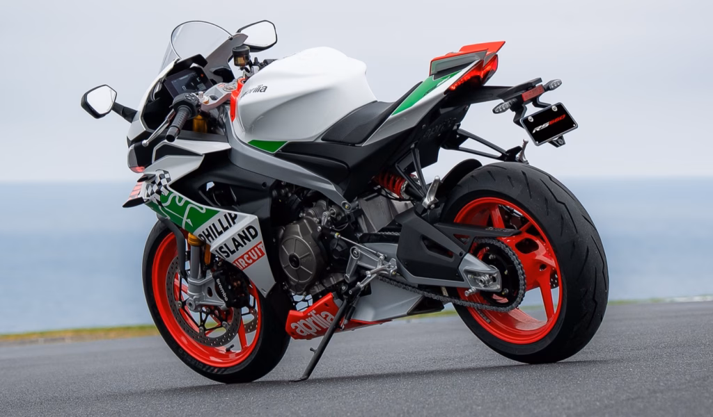 Visão lateral da Aprilia RS660 Phillip Island Tribute