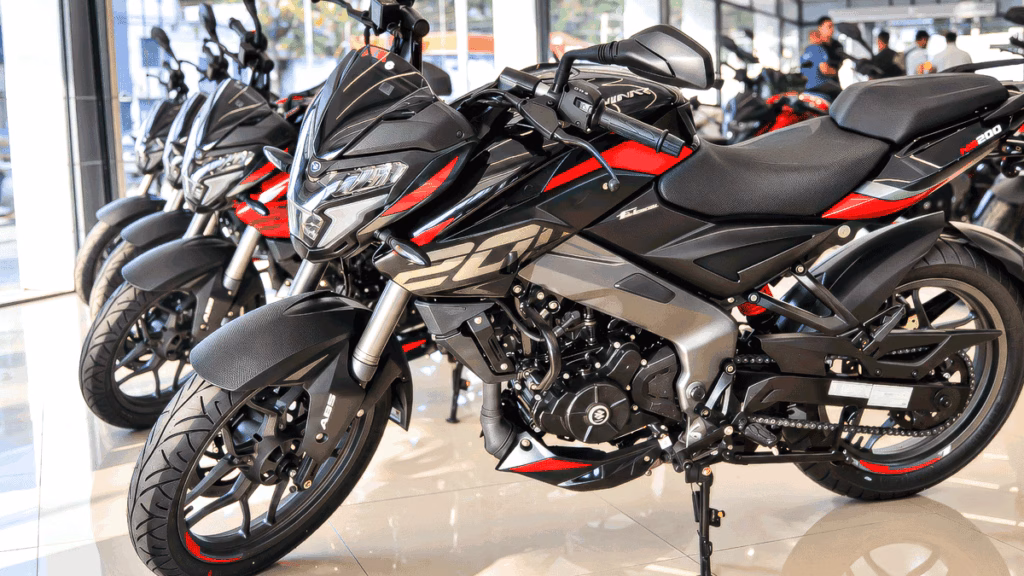 Bajaj Dominar NS200 2026 na cor preta