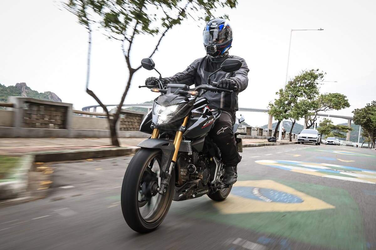 CB300F TWISTER na cidade