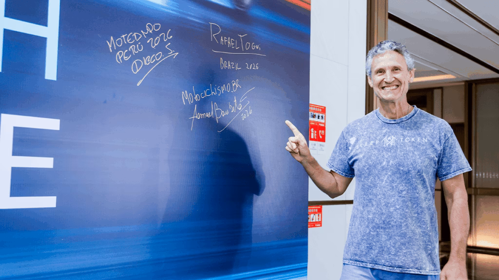 Ismael Baubeta assinando o quadro com a lista de presentes à visita da CFMOTO
