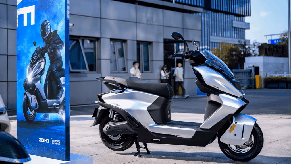 Scooter elétrico da Zeeho, marca pertencente à CFMOTO