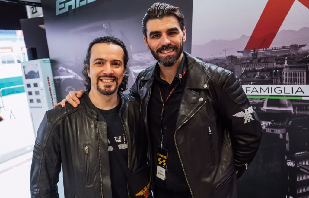 Kades Souza ao lado do presidente da Moto Morini Brasil, Fabricio Morini