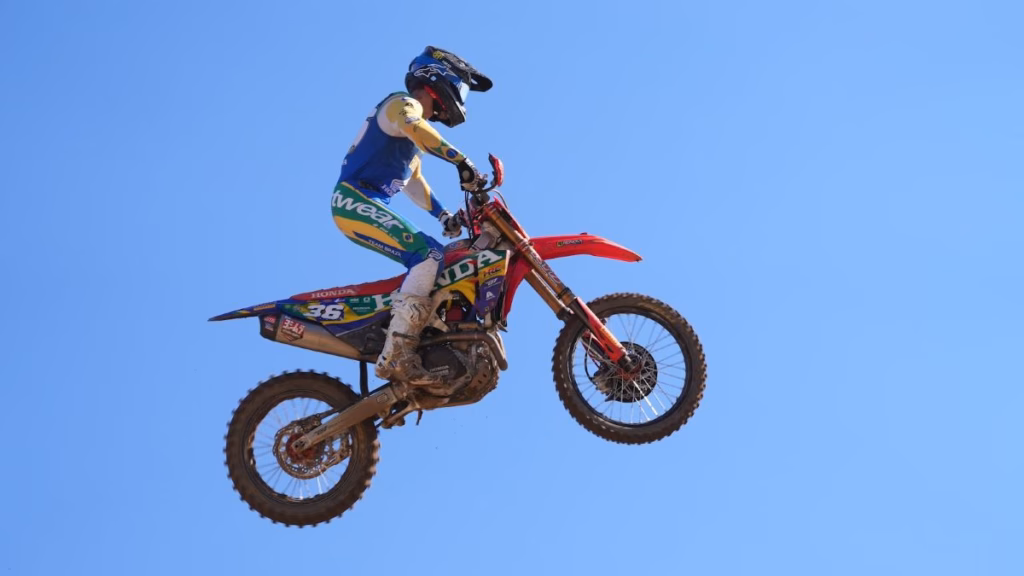 Enzo Lopes voando com sua Honda CRF450R no Motocross das Nações