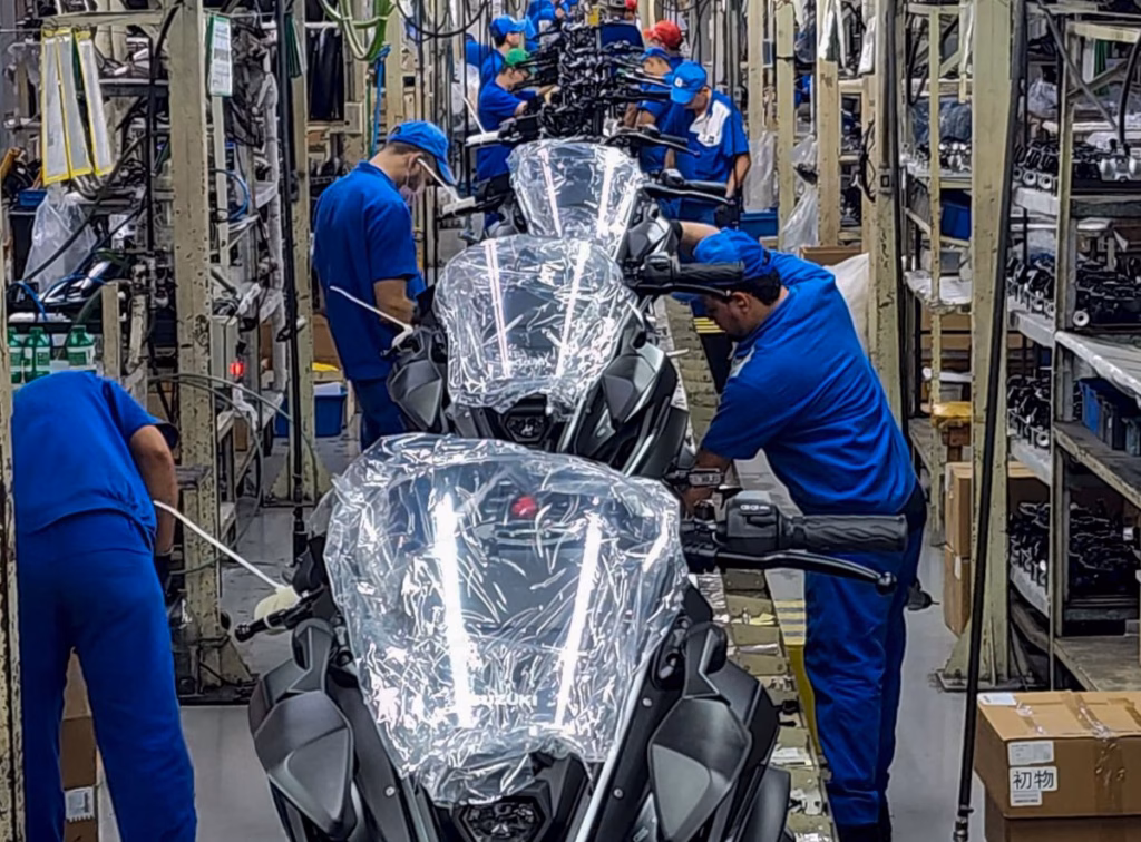 Linha de produção da Suzuki na fábrica da J. Toledo em Manaus (AM)